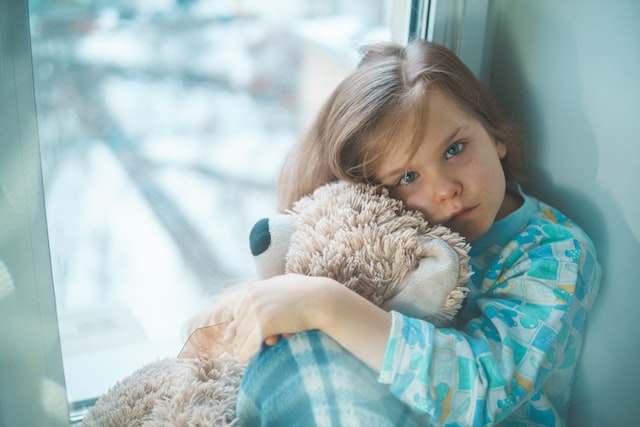 Çocuklar sık sık nefes alma güçlüğüne, halsizlik ve hapşırmalara maruz kalabilir.