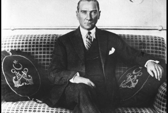 Mustafa Kemal'in I.Dünya savaşı'na kadar olan görevlerinden birisi de "Harekat Ordusu Kurmay Başkanlığı"dır.