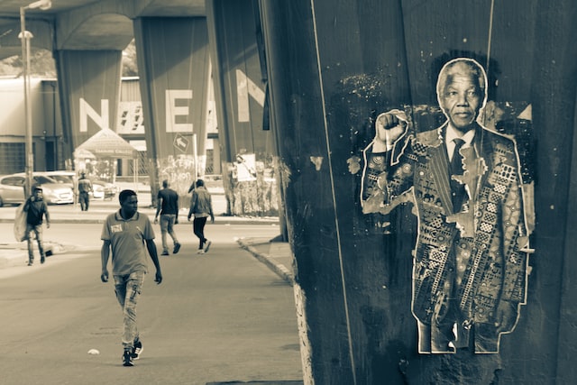 Güney Afrika’nın seçimle iktidara gelen ilk siyahi devlet başkanı Nelson Mandela'dır.